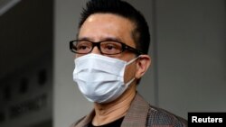 支持民主运动的香港歌星黄耀明2021年8月5日离开香港东区裁判法院