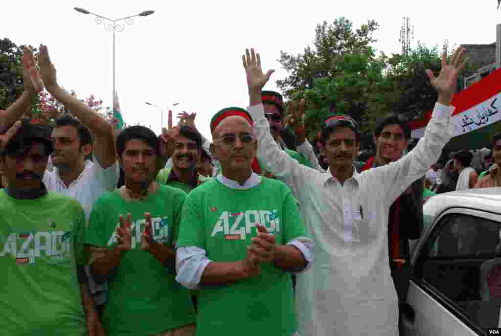 عمران خان کی جماعت تحریک انصاف کے کارکنان صوبہ خیبر پختونخواہ سے ٹولیوں کی شکل میں اسلام آباد میں موجود ہیں۔