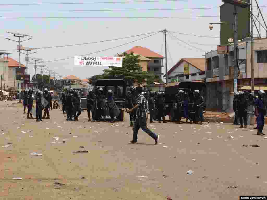 Des policiers au rond-point de Cosa, lors d'une manifestation à Conakry, en Guinée, le 22 mars 2018. (VOA/Zakaria Camara)