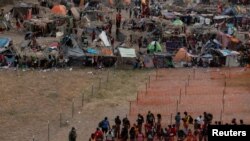 La presión en la frontera sur de Estados Unidos continúa a pesar de que el tema ha sido desplazado por la guerra en Ucrania. Miles de migrantes se aglomeran al otro lado de la frontera en busca de entrar de forma irregular al país. (Foto archivo / Reuters)