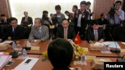 Vietnamese Deputy Foreign Minister Le Hoai Trung (C) attends a meeting about border between Cambodia-Vietnam at the Council Ministers in Phnom Penh August 29, 2016.