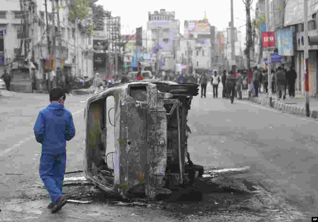 تصویری از خودرویی که در کشمیر منفجر شد. در این انفجار دست کم ۴۰ نفر کشته شدند. نخست وزیر هند پاکستان را مقصر دانست و گفت حمله تروریستی کشمیر را بی&zwnj;پاسخ نمی&zwnj;گذاریم.&nbsp;