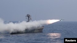 Sebuah rudal diluncurkan oleh angkatan laut Iran saat latihan militer di Teluk Oman, 14 Januari 2021. (Foto: Tentara Angkatan Darat Iran/ WANA/ Handout via REUTERS)
