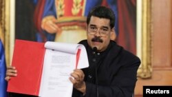 Nicolás Maduro oficializa su intención de convocar a una Asamblea Nacional Constituyente algo que ha sido considerado por la oposición como un autogolpe y una violación a la Constitución.