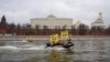 Гринпис: на лодках перед Кремлем