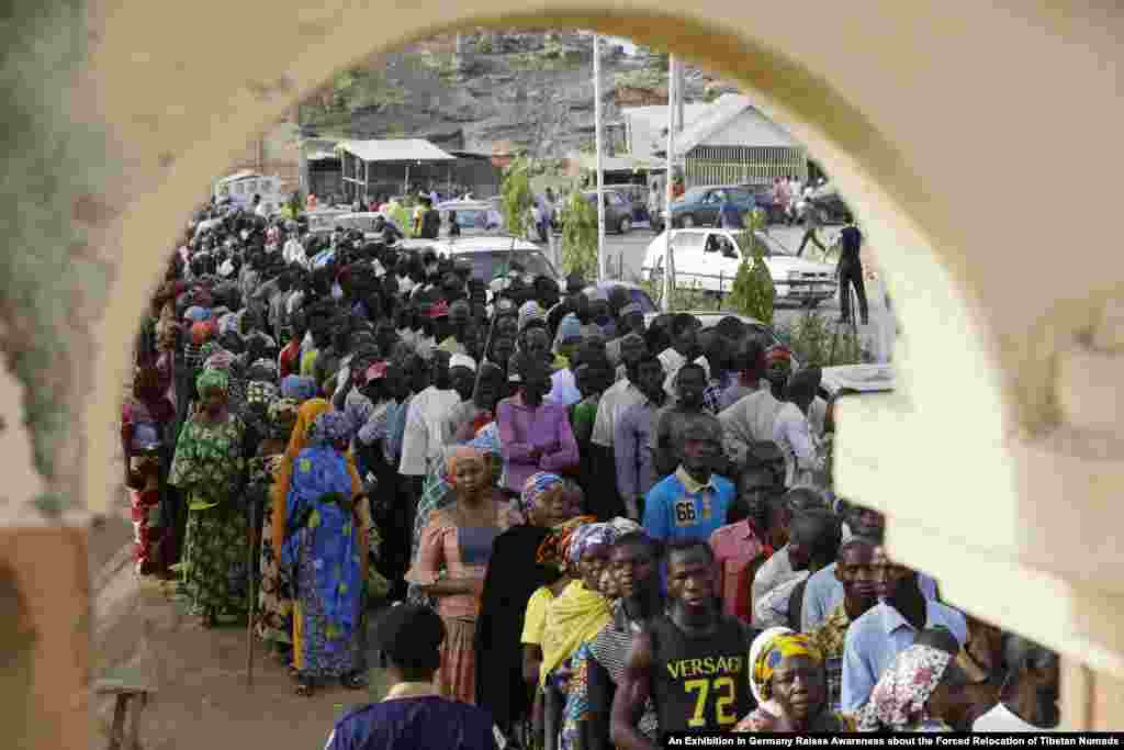 Des personnes déplacées suite aux attaques des combattants islamistes, en file&nbsp; pour être enregistrées avant de voter, à Yola, Nigeria, samedi 28 mars 2015.