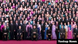 지난달 19일 전국 경공업대회 참석자들과 기념사진을 찍은 북한 김정은 국방위원회 제1위원장(앞줄 왼쪽에서 세번째). 당시 박봉주 당 경공업부장도 함께했다.
