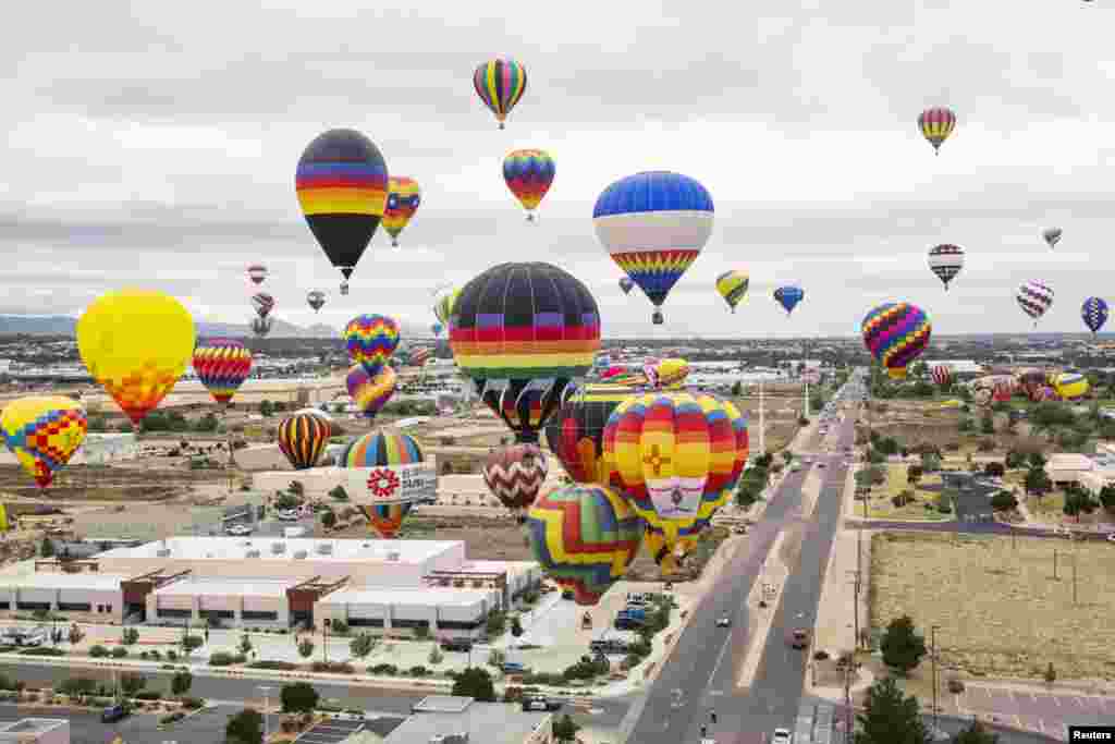 Hot air balloons drift through the sky during the 2015 Albuquerque International Balloon Fiesta in Albuquerque, New Mexico, USA, Oct. 4, 2015.