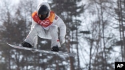 Shaun White, de EE.UU. es visto durante la competencia masculina de snowbording, modalidad halfpipe, en el Phoenix Snow Park en los Juegos Olímpicos de Invierno Pyeongchang 2018 en Corea del Sur, el martes, 13 de febrero de 2018.