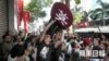 香港七一示威者遭“爱国暴徒”围攻殴打