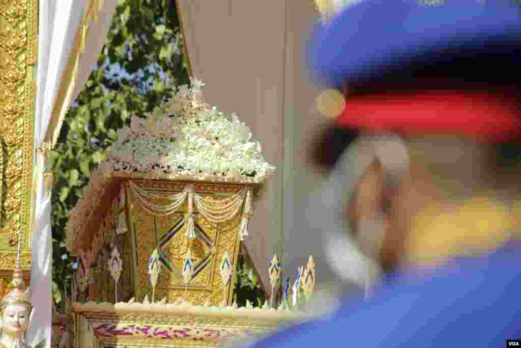 ពិធីបូជាព្រះសពរបស់សម្តេចក្រុមព្រះ នរោត្តម រណឫទ្ធិ នៅវាលព្រះមេរុ មុខវត្តបុទមវតី រាជធានីភ្នំពេញ ថ្ងៃទី៨ ខែធ្នូ ឆ្នាំ២០២១។ (ហ៊ាន សុជាតា/វីអូអេ)