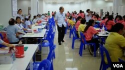 Workers prepare for an influx of registrants inside the one-stop center for foreign laborers in Samut Sakhon, Thailand, June 30, 2014. (Steve Herman/VOA)