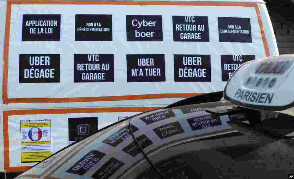 Une camionnette couverte d’affiches avec mention "Uber dégage" et d'autres slogans anti Uber lors d'une manifestation de chauffeurs de taxi à Paris, jeudi 25 juin, 2015 Paris. 
