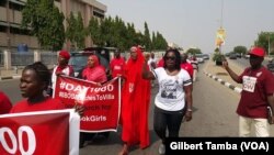 Le groupe de campagne Bring Back Our Girls a plusieurs fois manifeste pour réclamer le retour des écolières de Chibok, le 19 avril 2019. (VOA/Gilbert Tamba)