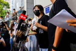 香港支联会副主席邹幸彤就香港警方国安处指称“外国代理人”一事到达警察总部递信要求警方解释理由