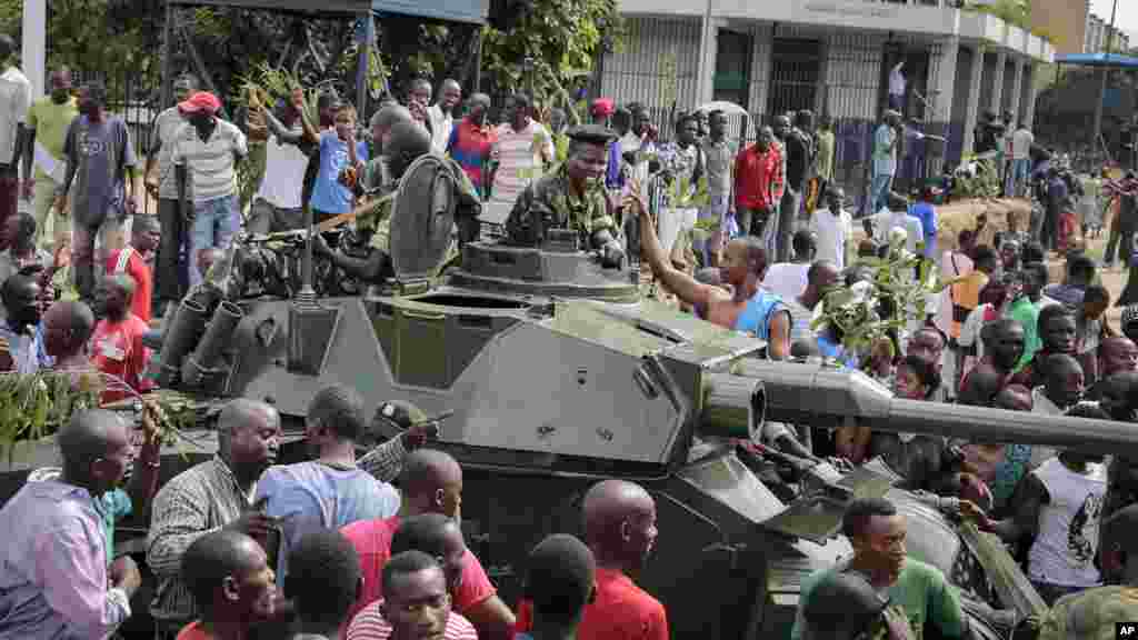 Les manifestants célèbrent ce qu'ils perçoivent comme un coup d'Etat militaire tenté, dans la capitale Bujumbura, le 13 mai 2015.