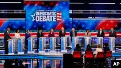 Les candidats démocrates à l'élection sur le plateau de leur cinquième débat télévisé, mercredi, 20 novembre 2019 à Atlanta. (Photo AP / John Bazemore)