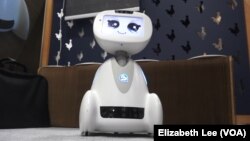 Ovo je Buddy kojeg je kreirala francuska kompanija Blue Frog Robotics. Buddy može patrolirati domom i ukućane upozoravati na vatru ili pridošlice.