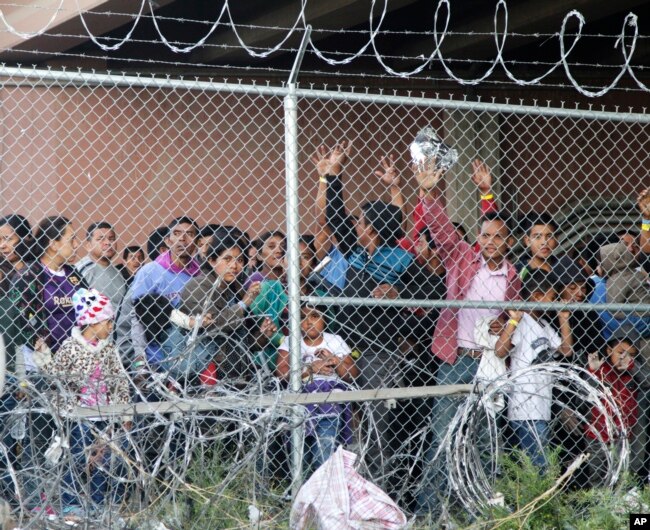 Migrantes centroamericanos detenidos en la frontera luego de cruzar ilegalmente a EE.UU., esperan debajo de un puente en el Paso, Texas, en un recinto cerrado instalado por la Patrulla Fronteriza debido a la falta de instalaciones para albergarlos. Marzo 27 de 2019.