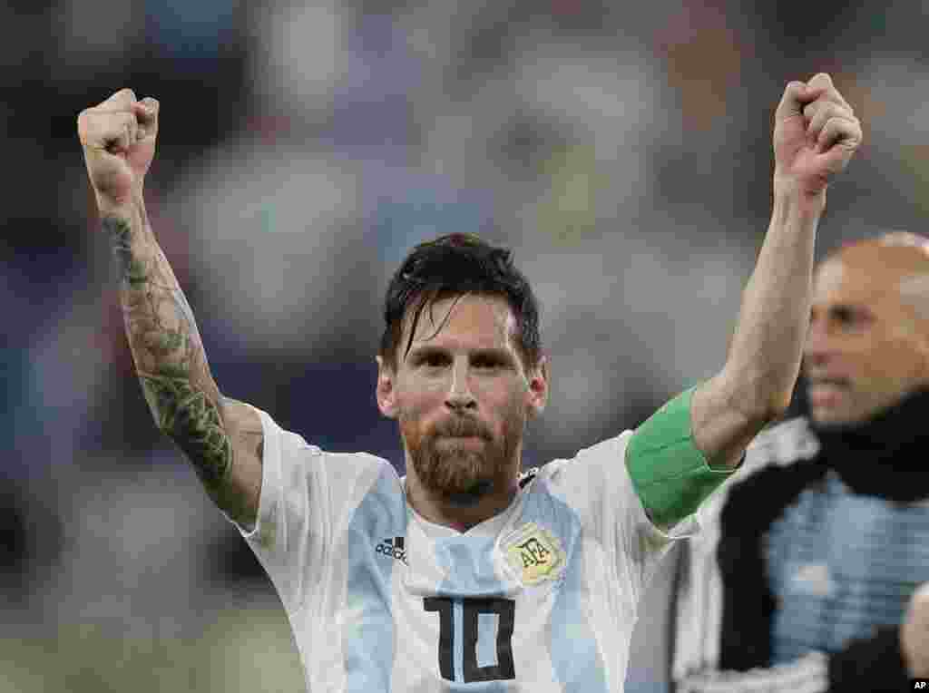 Mchezaji wa Argentina Lionel Messi akisheherekea ushindi baada ya mchezo wa kundi kati ya Argentina and Nigeria katika uwanja wa St. Petersburg katika mji wa St. Petersburg, Russia, Jumanne, Juni 26, 2018. Argentina ilishinda 2-1.&nbsp;