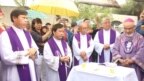 Giám mục Hoàng Đức Oanh (phải) và các linh mục cầu nguyện cho cố Tổng thống Ngô Đình Diệm, ngày 2/11/2018. Photo: Thanh niên Công giáo