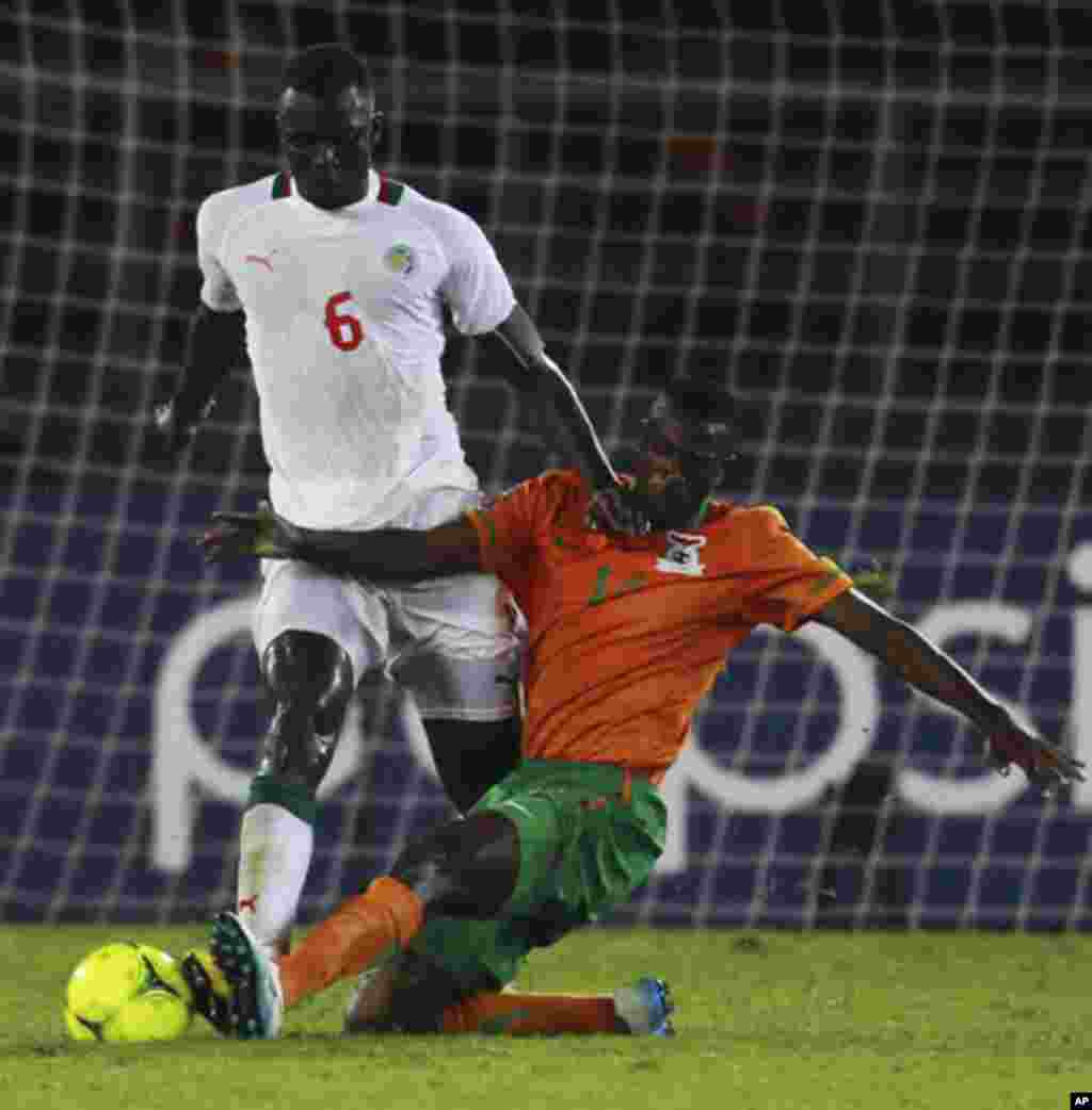 Noah Chivuta of Zambia (R) challenges Abdou Kader Mangane of Senegal during the African Nations Cup soccer tournament in Estadio de Bata "Bata Stadium", in Bata January 21, 2012. REUTERS/Amr Abdallah Dalsh (EQUATORIAL GUINEA - Tags: SPORT SOCCER)