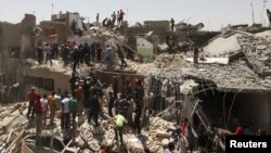 Búsqueda de supervivientes en Bagdad, luego que una bomba de un avión cayera de manera accidental sobre tres casas de la capital iraquí.