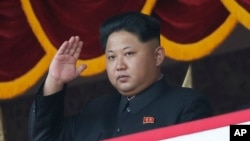 김정은 북한 국무위원장이 지난해 10월 평양 김일성 광장에서 열린 노동당 창건 70주년 열병식을 참관하고 있다. (자료사진)