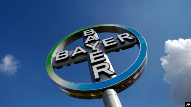 2013年10月2日位于德国柏林-舍讷费尔德机场的拜耳公司标识