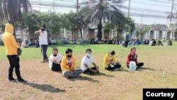  အလုပ္မဆင္းဘဲ လုပ္အားခရဖို႔ ဆႏၵျပ ေတာင္းဆိုေနၾကတဲ့ ျမန္မာအလုပ္သမားတခ်ိဳ႕။ (ဓာတ္ပုံ - AAC - ဇန္နဝါရီ ၁၃၊ ၂၀၂၁)