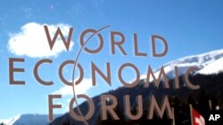 在瑞士达沃斯，透过印有世界经济论坛字样的窗子看到的阿尔卑斯山。