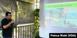 Ketua Umum KPPL-I Puput TD Putra menjelaskan mengenai permasalahan sampah plastik yang membutuhkan solusi pengurangan di TPA (Foto:VOA/ Petrus Riski)