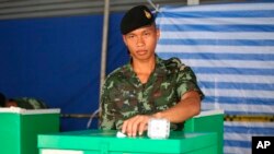 Un soldado tailandés deposita su voto en la elección general, en un punto de votación en Bangkok, el domingo 24 de marzo de 2019.