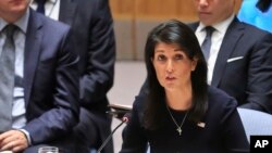 La embajadora Nikki Haley criticó a su anonimo colega y lo invitó a hablar con el presidente Trump