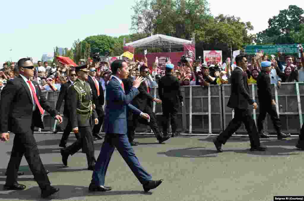 Presiden Jokowi didampingi Paspampres, 20 Oktober 2019.
