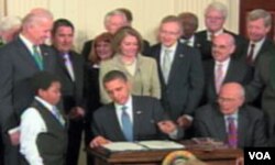 Predsjednik Barack Obama potpisuje Zakon o reformi zdravstvenog osiguranja u Americi