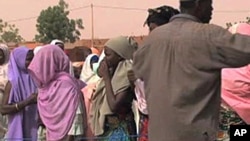 People lining up for food distribution in Zinder, Niger