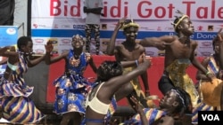 Dancer of Kejebere South Sudan youth group participating in the Bidibidi got talent show in Yumbe Uganda, Dec. 16, 2017. (H. Athumani/VOA)