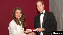 Britain's Prince William, right, presents philanthropist Melinda Gates with the Chatham House Prize at the Banqueting House in London, Nov. 21, 2014. 