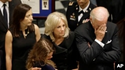 El vicepresidente Joe Biden durante el funeral de su hijo en Delaware.
