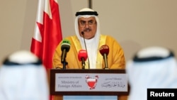 Menteri Luar Negeri Bahrain Sheik Khalid bin Ahmed al-Khalifa membacakan pernyataan bersama setelah pertemuan dengan menteri luar negeri dariArab Saudi, Bahrain, Persatuan Arab Emirat dan Mesir untuk membicarakan perselisihan dengan Qatar, di Manama, 30 Juli, 2017. 