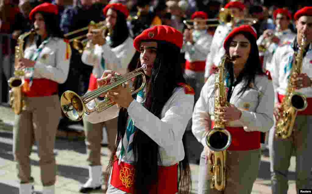 په بیت لحم کې یوه فلسطينی ډله د کرسمس سازونه غږوي 