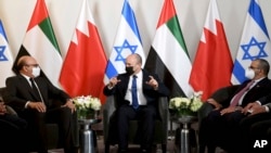 PM Israel Naftali Bennett (tengah) bertemu dengan Menteri UEA dan Bahrain di New York, 26 September 2021. (Avi Ohayon/Kantor Pers Pemerintah Israel via AP)