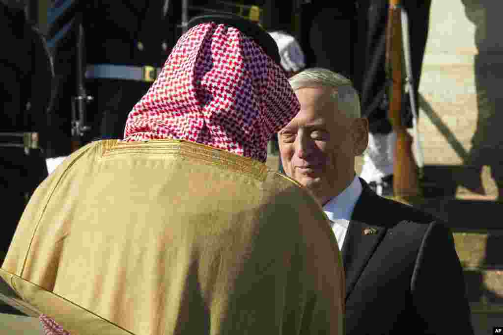 دیدار وزیر دفاع آمریکا و ولیعهد عربستان.همزمان با سفر محمد بن سلمان به آمریکا، دولت پرزیدنت ترامپ مجوز فروش بیش از یک میلیارد دلار سلاح و تجهیزات نظامی را به آن کشور صادر کرد.