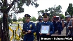 Mayor Penerbang Ivy Safatillah (37) yang meninggal dunia dalam test flight pesawat EMB-314 Super Tucano di Malang Jawa Timur hari Rabu (10/2) dimakamkan di Taman Makam Pahlawan Kusumanegara Yogyakarta Kamis siang (11/2).