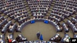 Le chef de l'exécutif de l'Union européenne, Jean-Claude Juncker, prononce son discours sur l'état de l'Union au Parlement européen à Strasbourg, dans l'est de la France, 14 septembre 2016.