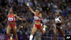 Pelari AS, Allyson Felix (tengah) saat mencapai garis finish dalam final lari 200 meter putri Olimpiade London 2012, diikuti oleh rekan senegaranya, Carmelita Jeter (kiri) dan pelari Pantai Gading, Murielle Ahoure (kanan).