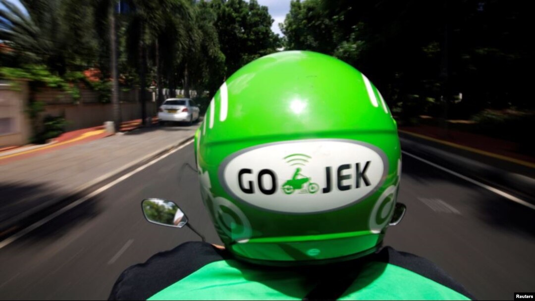 Pengemudi Go-Jek sedang mengendarai sepeda motor di Jakarta, 15 Desember 2017. (Reuters)