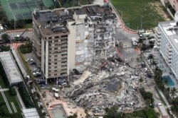 Foto udara gedung kondominium yang ambruk di Surfside, Florida (foto: dok).