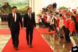 在北京人大会堂的迎宾仪式上，儿童们欢迎法国总统马克龙与中国国家主席习近平。 (2018年1月9日)